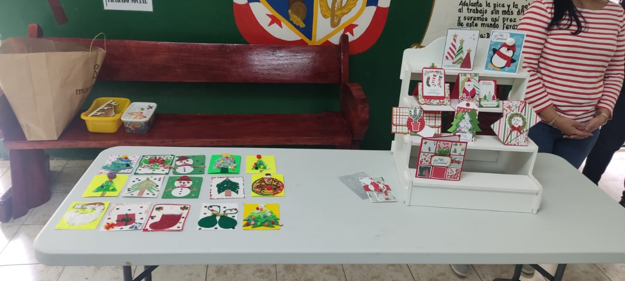 Aprenden a confeccionar tarjetas navideñas para emprendimiento