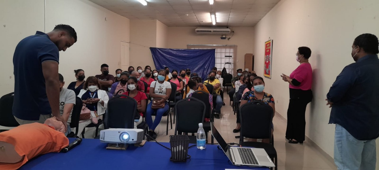 Padres de Penonomé aprenden sobre primeros auxilios 