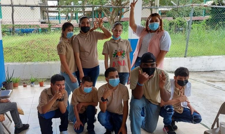 Graduandos del CEVET participan de pintura de suéteres     