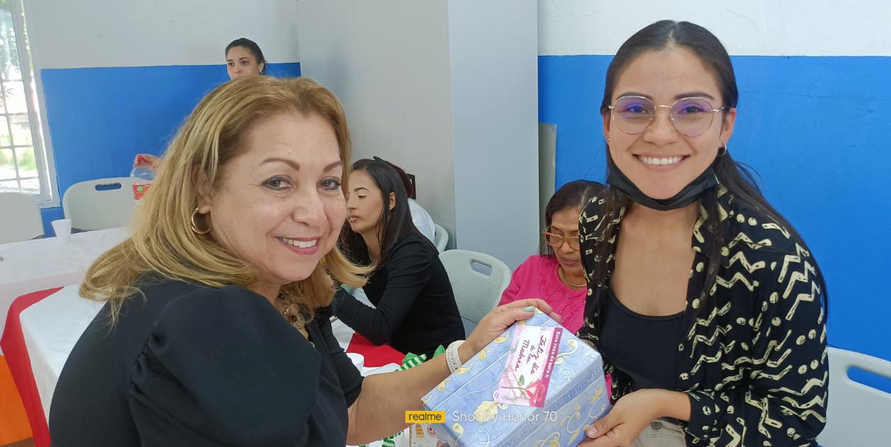  Escuela Nacional de Sordos agasaja a Madres de familia