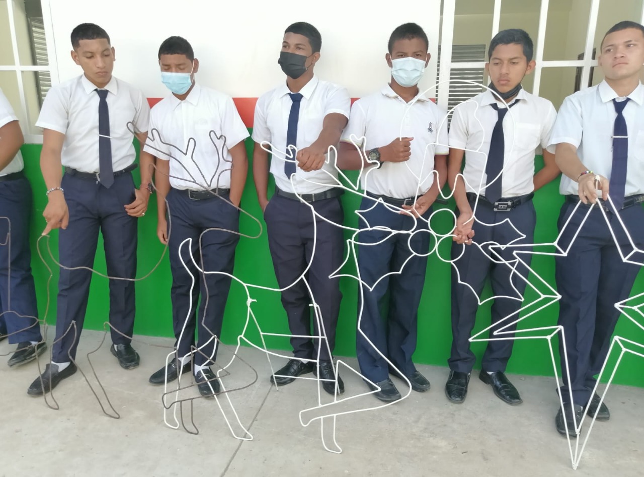 Estudiantes de CTI de Chepo confeccionan decoraciones navideñas