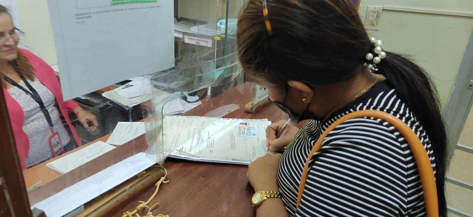 Estudiantes reciben apoyos económicos para su bienestar educativo