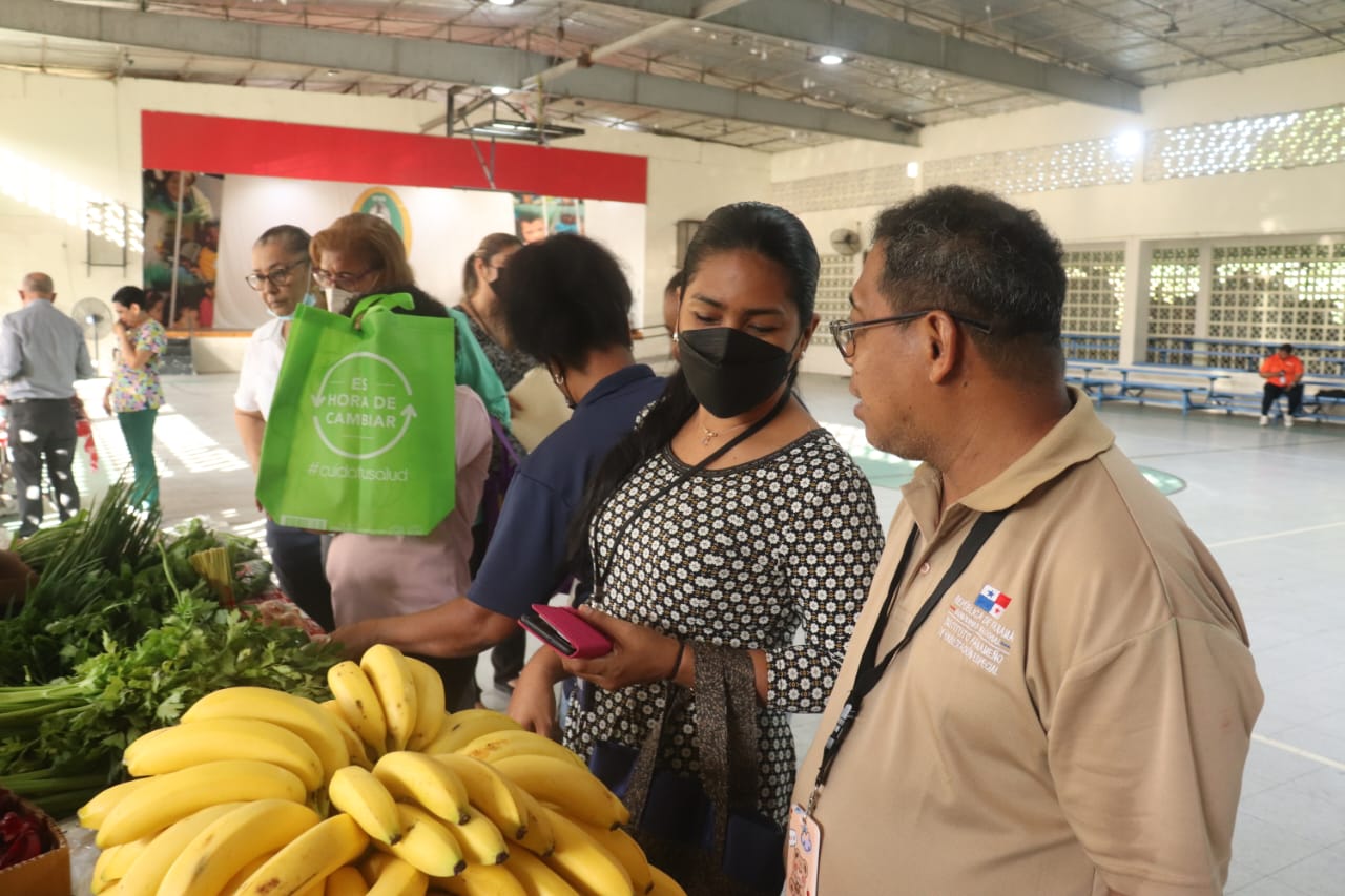 Colaboradores del IPHE adquieren productos a precios accesibles en Feria Libre 