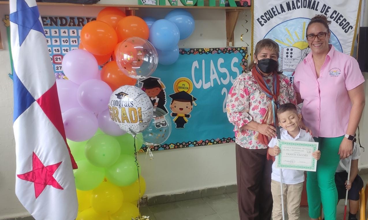 Estudiantes ciegos de preescolar son promocionados a primer grado