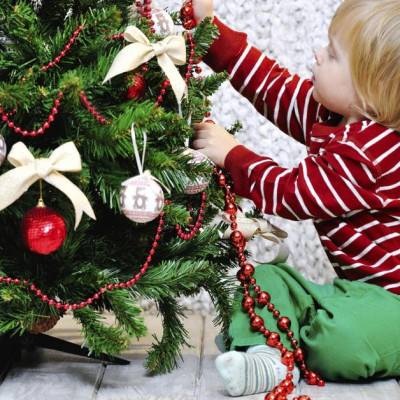 nino-montando-el-arbol-de-navidad-4311a67f058f1d54bfb94926e60801cd.jpg