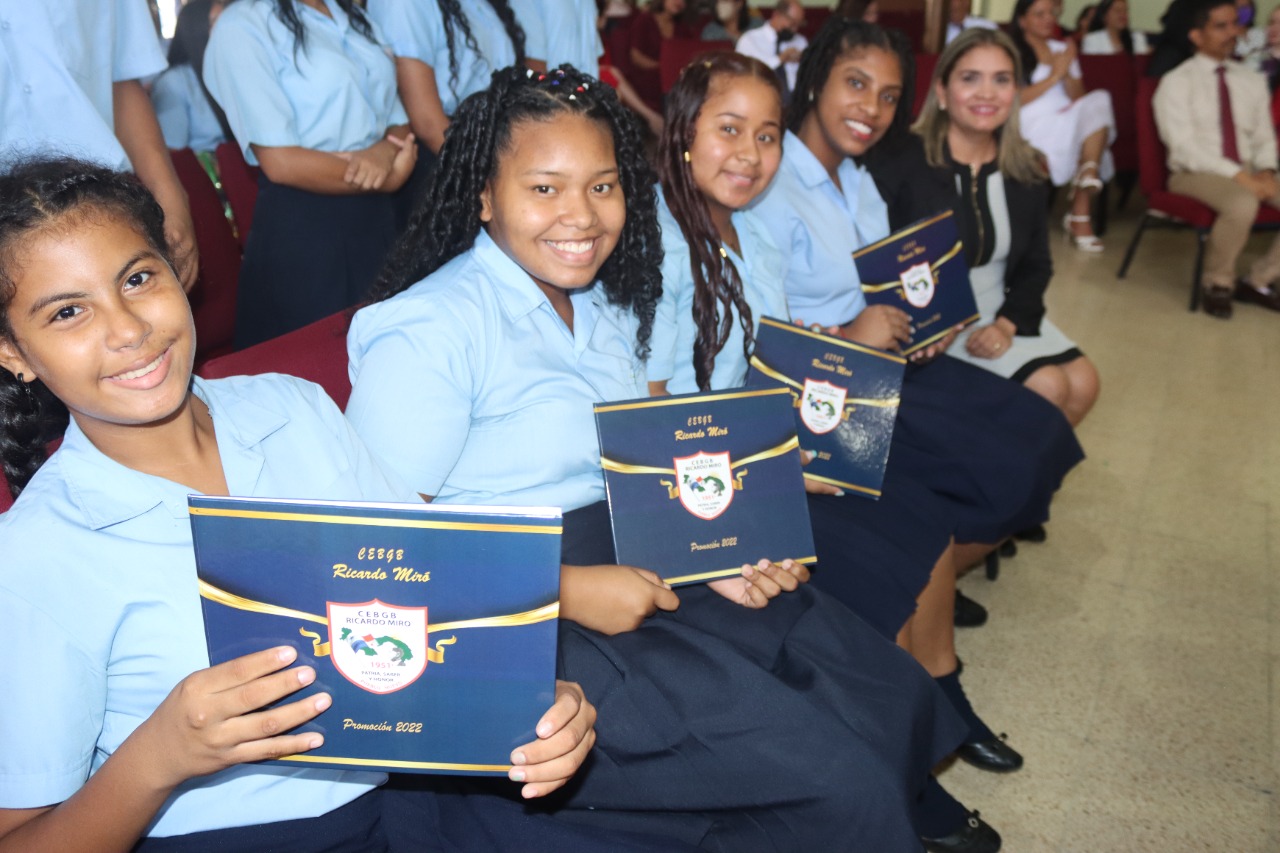 Estudiantes de inclusión de ENSOR se gradúan de Premedia 