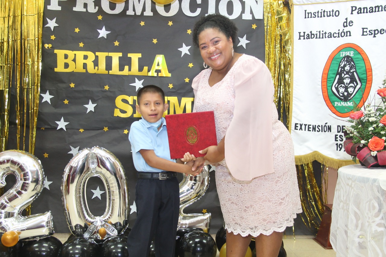 El IPHE graduó a 2,336 estudiantes de Media y Premedia  
