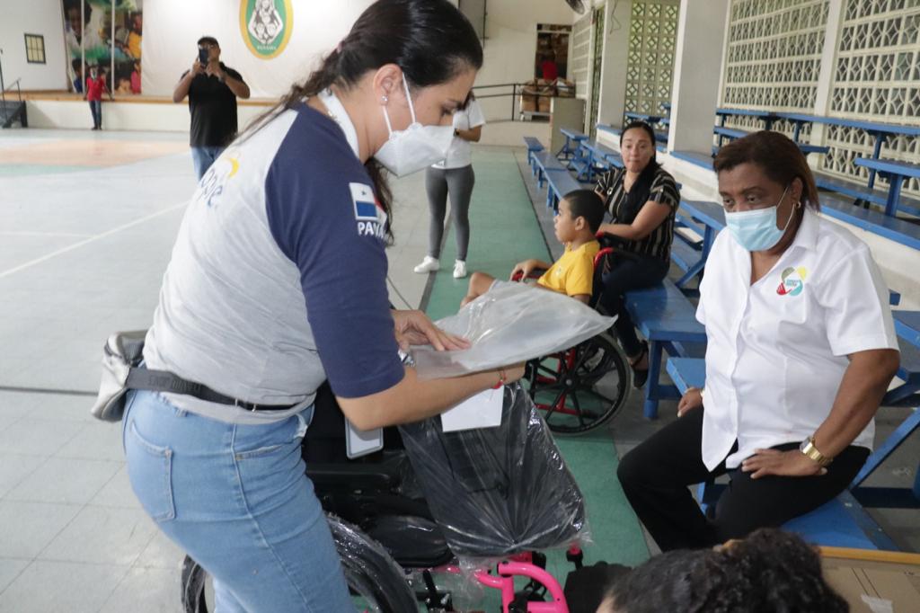 IPHE entrega sillas de ruedas a estudiantes