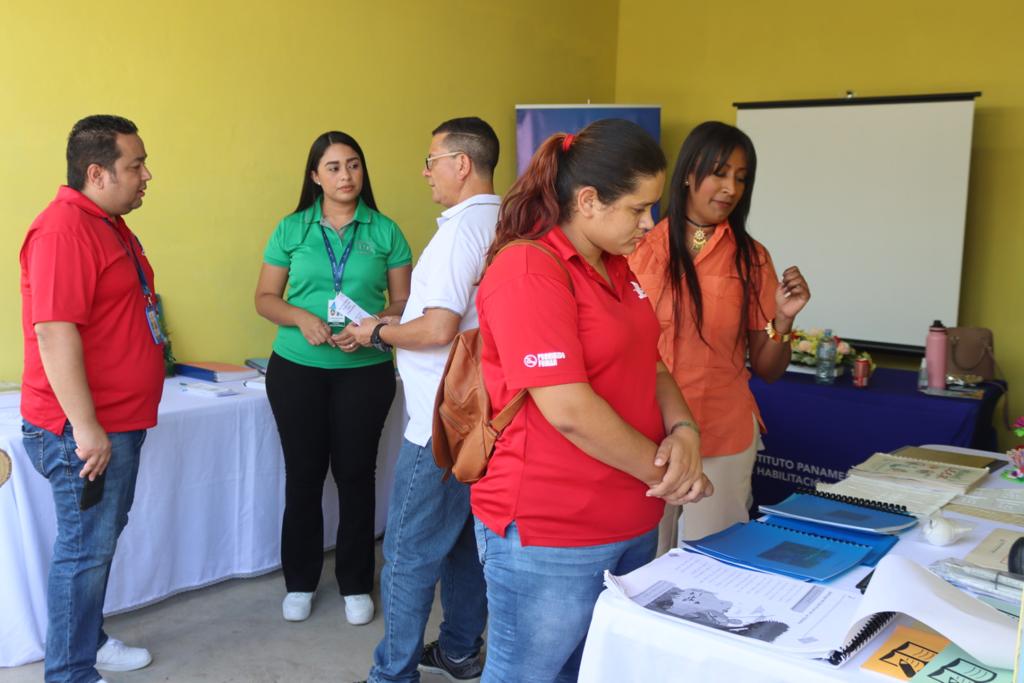 Promueven servicios, recursos y apoyos del IPHE en Feria de Ocú