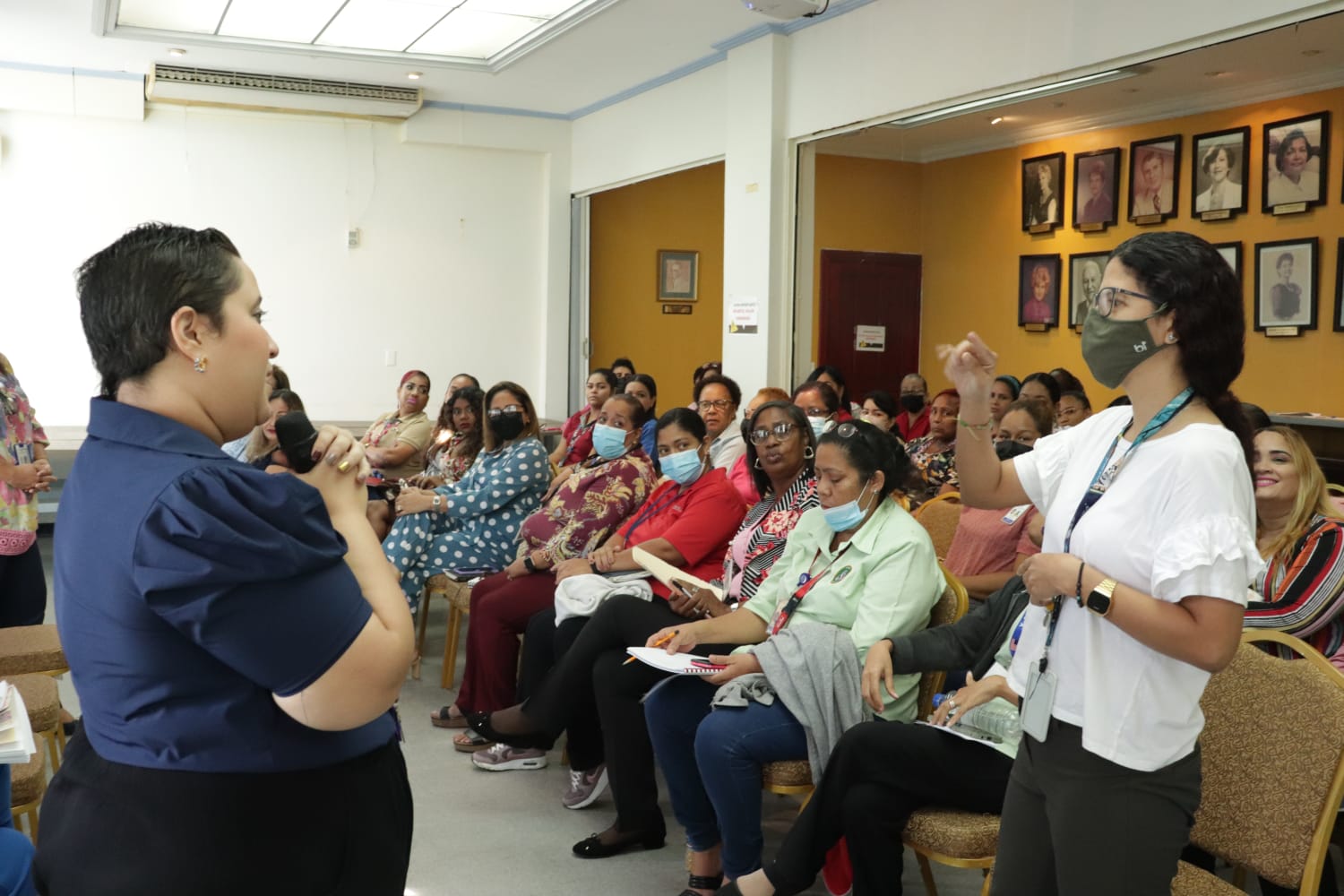 Personal de Secretaría del IPHE participan en conversatorio