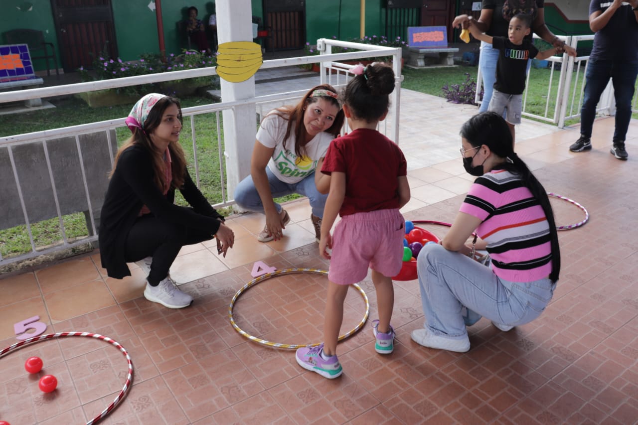 Estudiantes del Programa de Autismo participan en actividad de juegos de antaño 