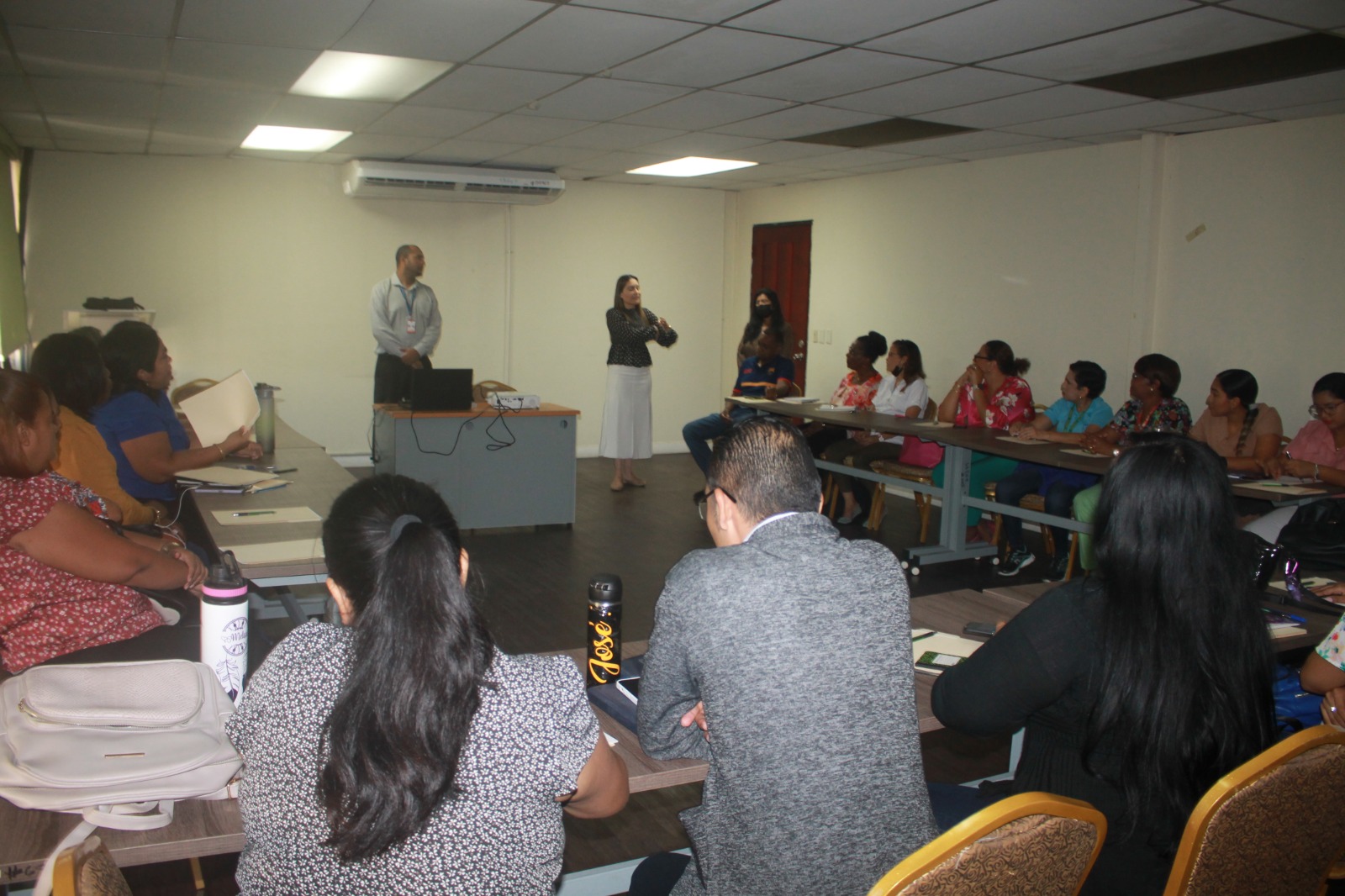 Docentes se capacitan en asertividad para la atención del estudiante