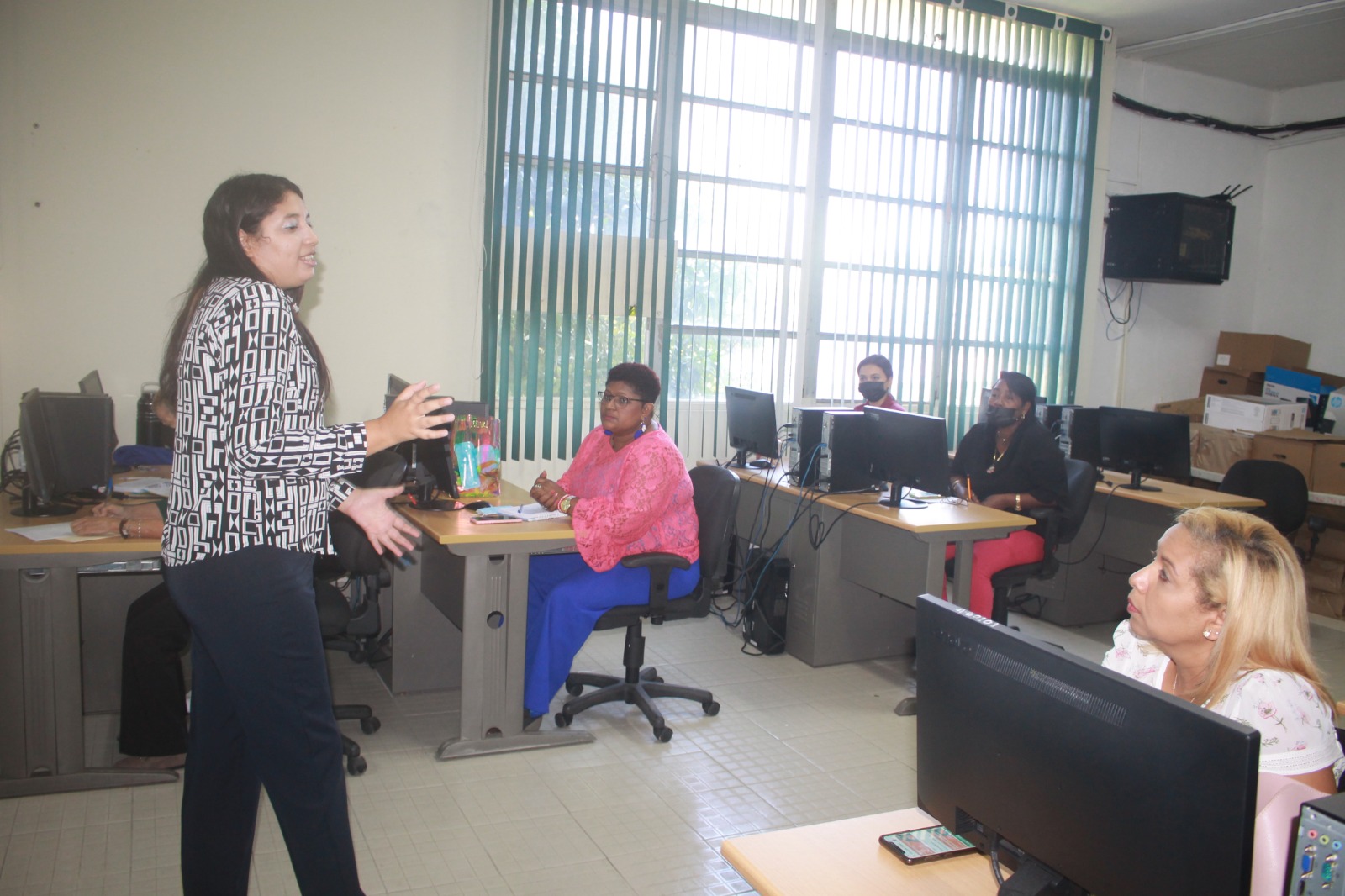 Orientan a docentes sobre investigación educativa