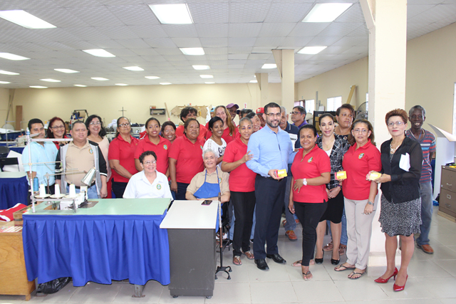 Colaboradores de los Talleres de Producción del IPHE reciben bonos