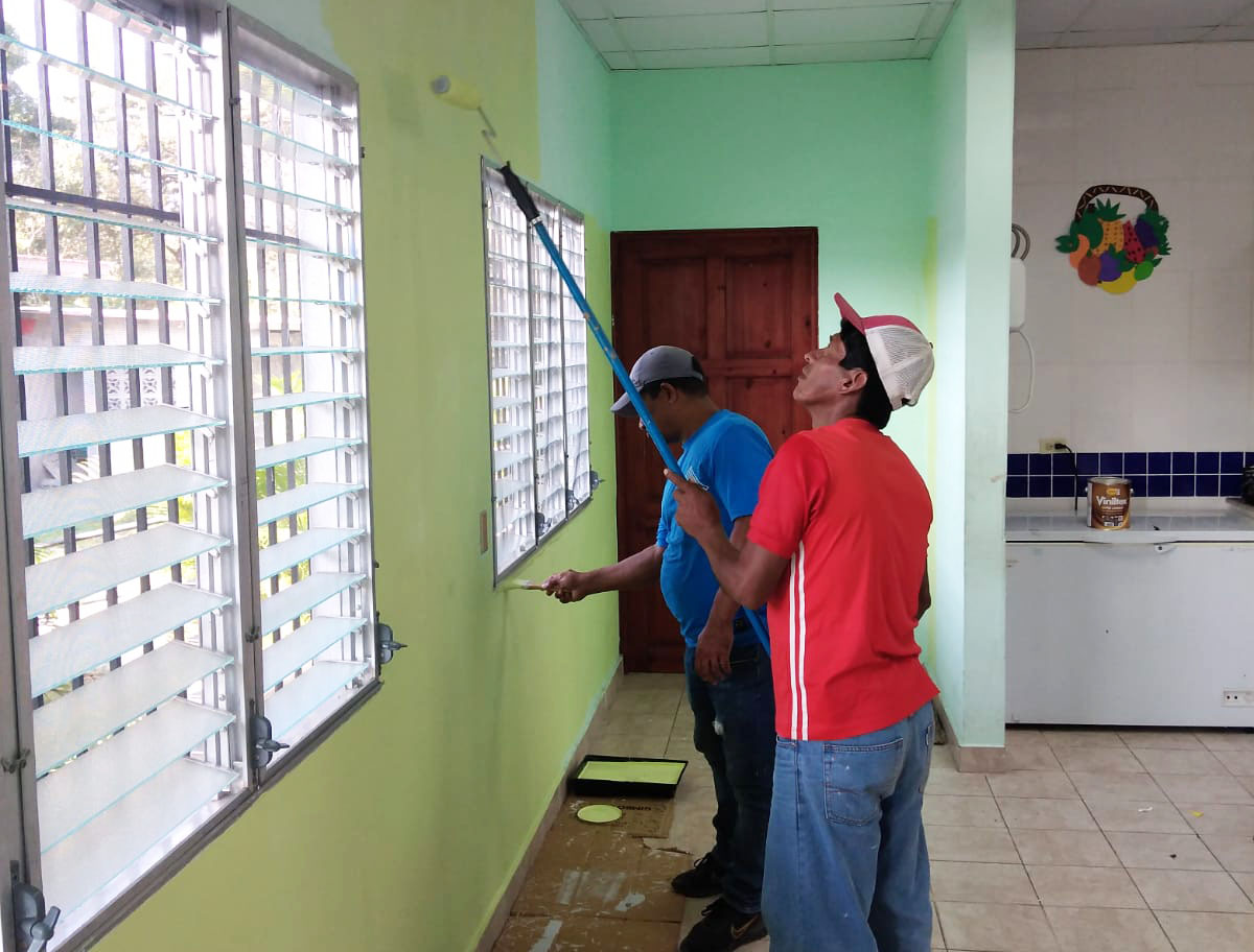 Pintan salones de IPHE Penonomé para el año escolar 2023
