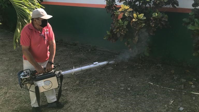 Fumigan para garantizar ambientes escolares saludables