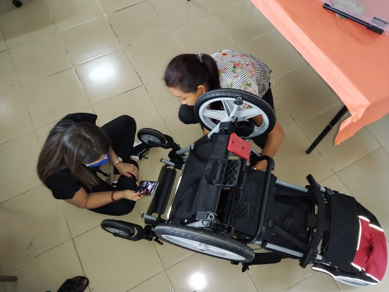 Estudiantes de Bocas del Toro, reciben coche y silla de ruedas