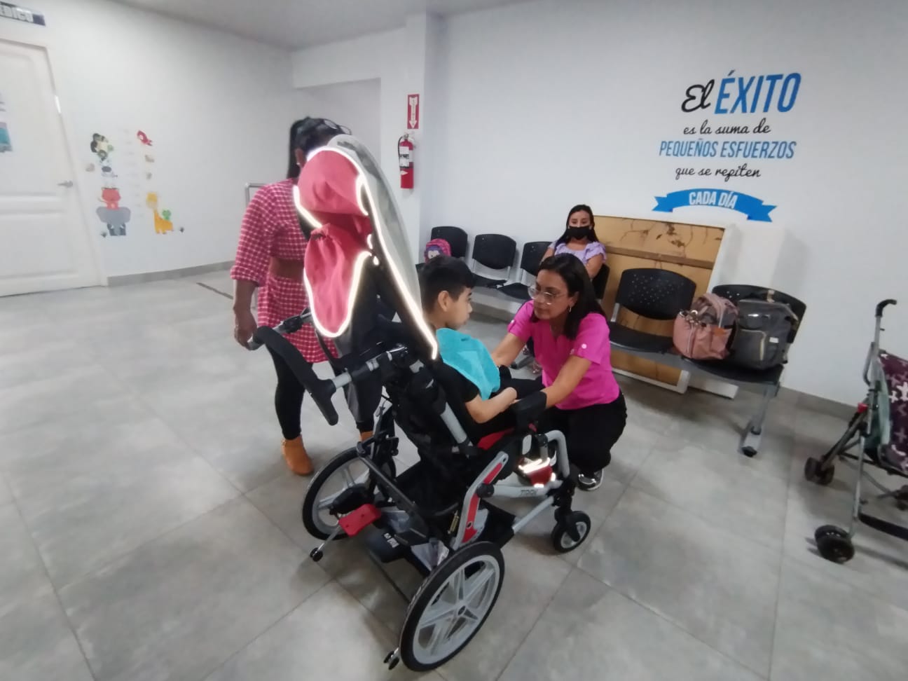 Estudiantes se benefician con sillas de ruedas y coches terapéuticos 