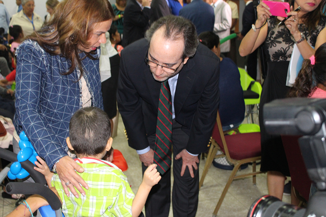 Tecnología israelí es donada a niños en Panamá con mobilidad reducida