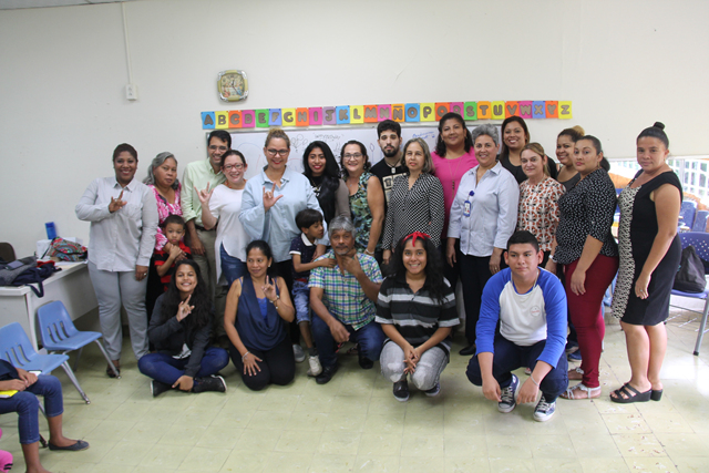 Niños, adolescentes y padres de familias sordos y oyentes aprenden lengua de señas panameñas