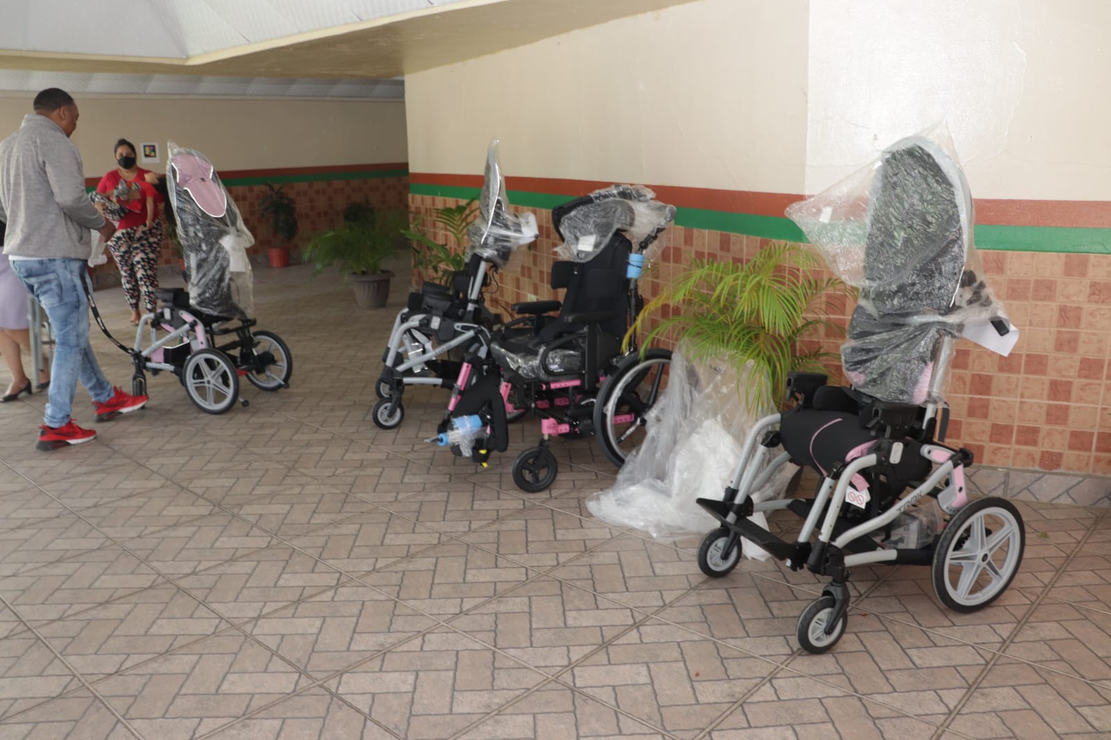 IPHE entrega sillas de rueda y coches terapéuticos en Los Santos
