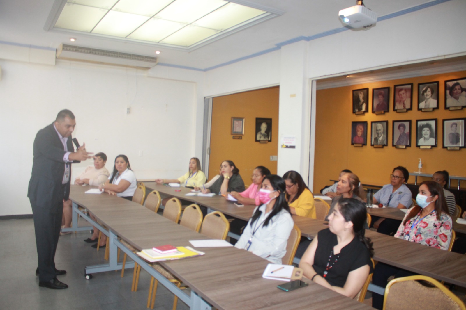 Orientan a colaboradores sobre procedimientos administrativos
