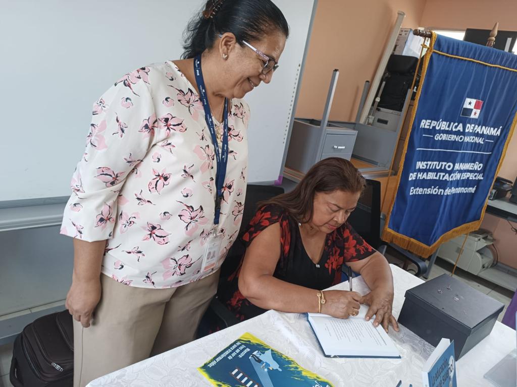 Profesora Beltrán presenta libro sobre Educación en la Extensión de Penonomé
