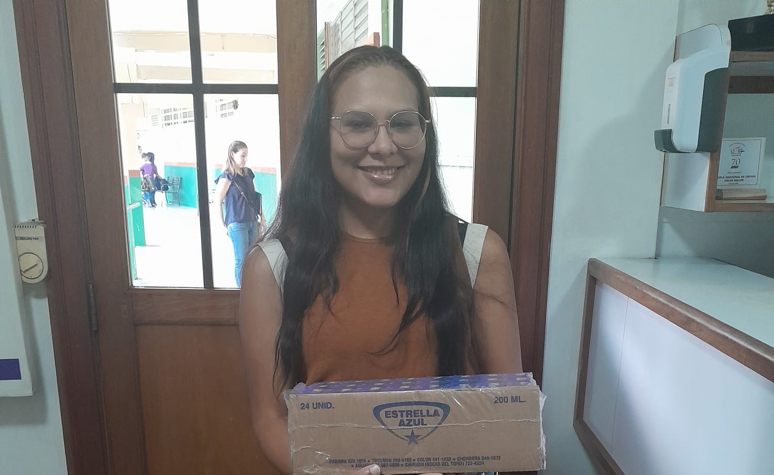 Entregan cajas de leche para estudiantes de la Escuela de Ciegos Helen Keller