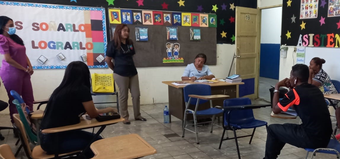 Coordinan acciones educativas con docentes de centro inclusivo