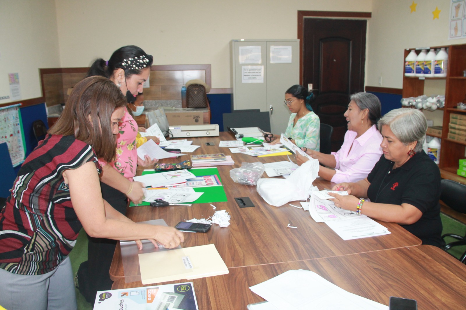 Docentes de Enseñanza Especial elaboran materiales educativos