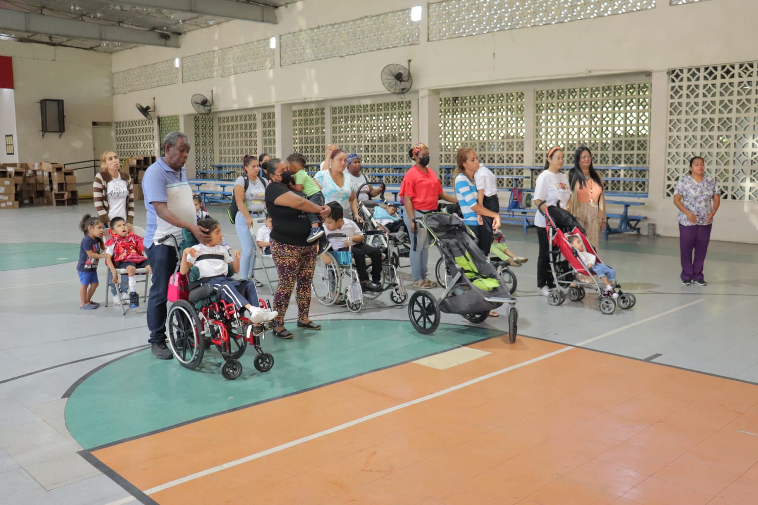 Acto cívico y entrega de mochilas en el Programa de Parálisis Cerebral