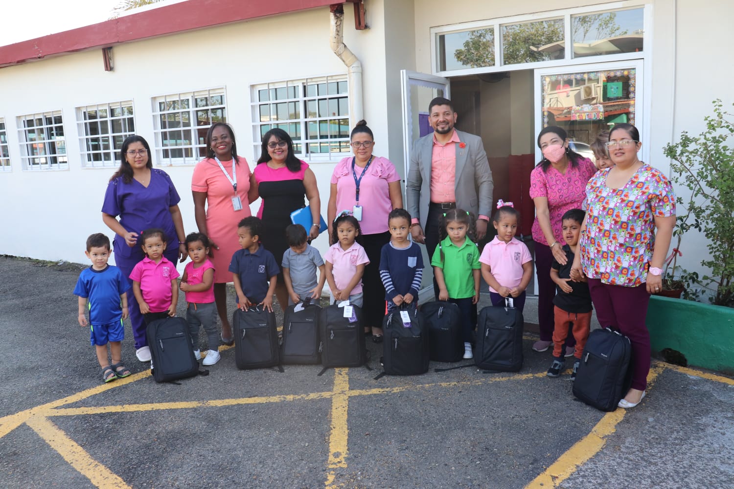 Escuela Nacional de Ciegos Helen Keller entrega mochilas a estudiantes