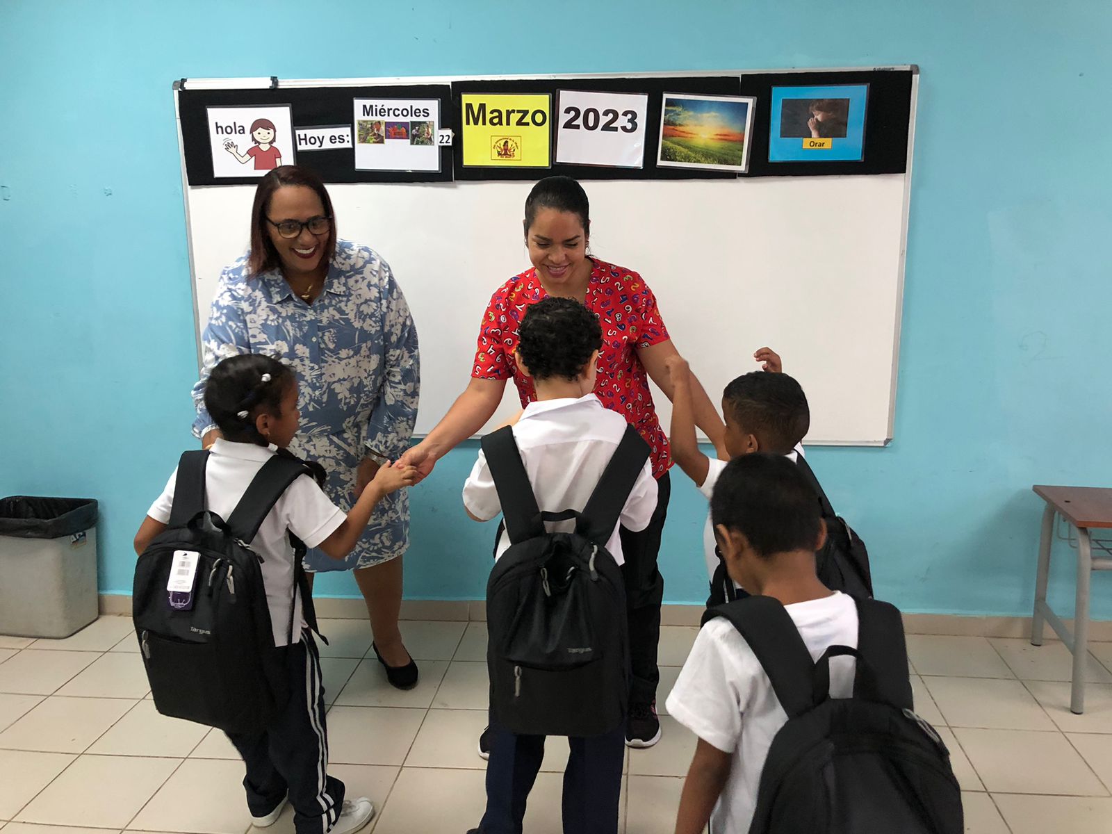 Entregan bolsas pedagógicas a docentes y estudiantes del IPHE Tocumen