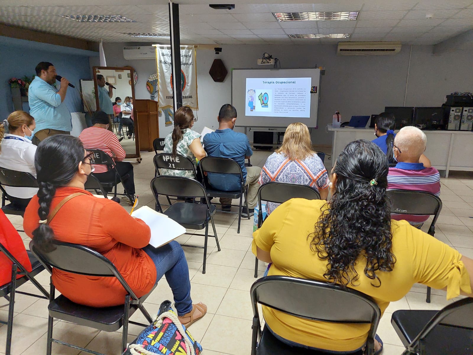 Instruyen a padres sobre actividades terapéuticas para realizar en el hogar