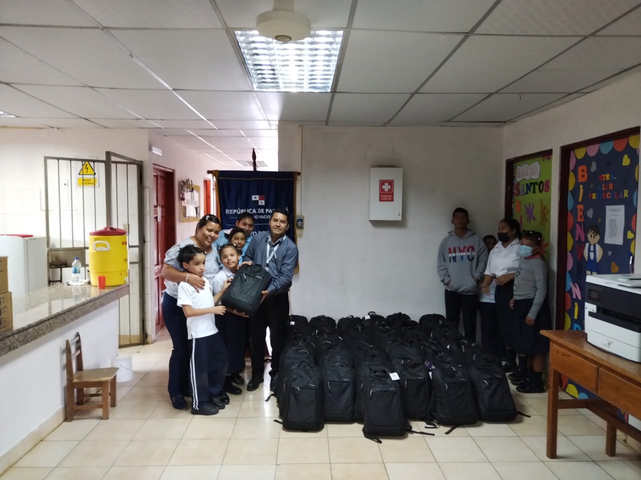 Estudiantes y docentes de Darién reciben mochilas