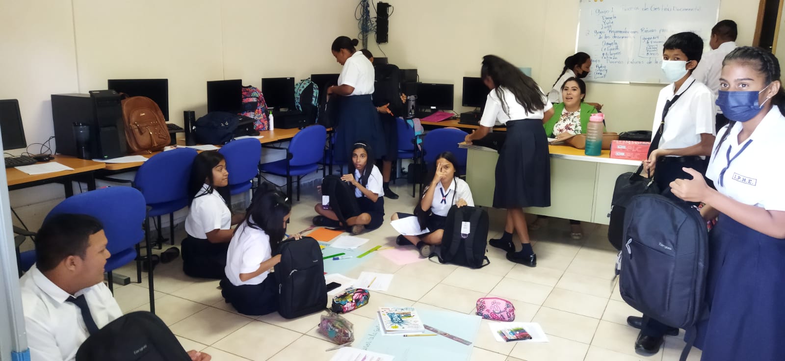 Entregan mochilas a estudiantes de Aguadulce
