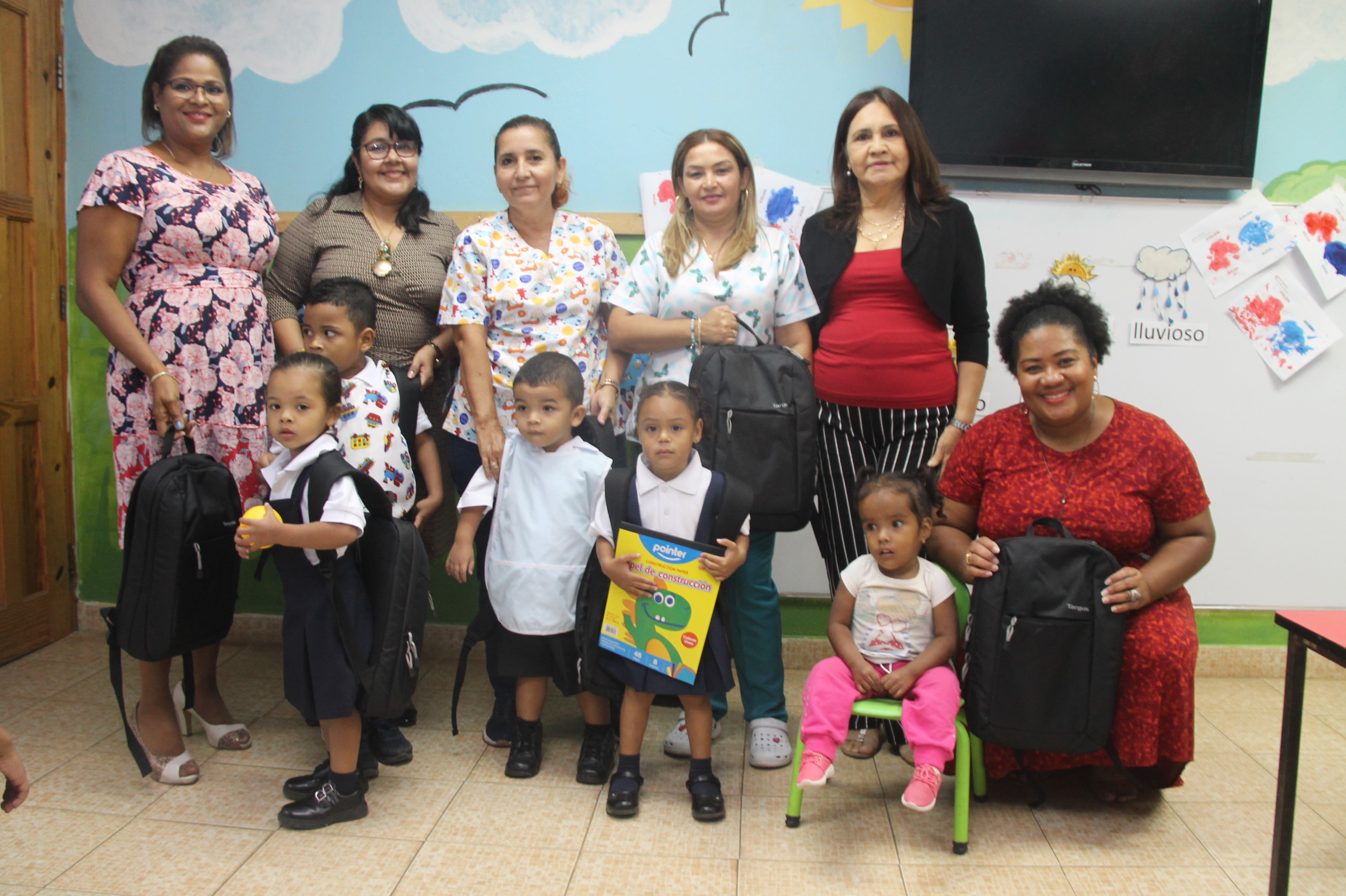 Estudiantes y docentes de Chepo reciben mochilas y bolsas pedagógicas