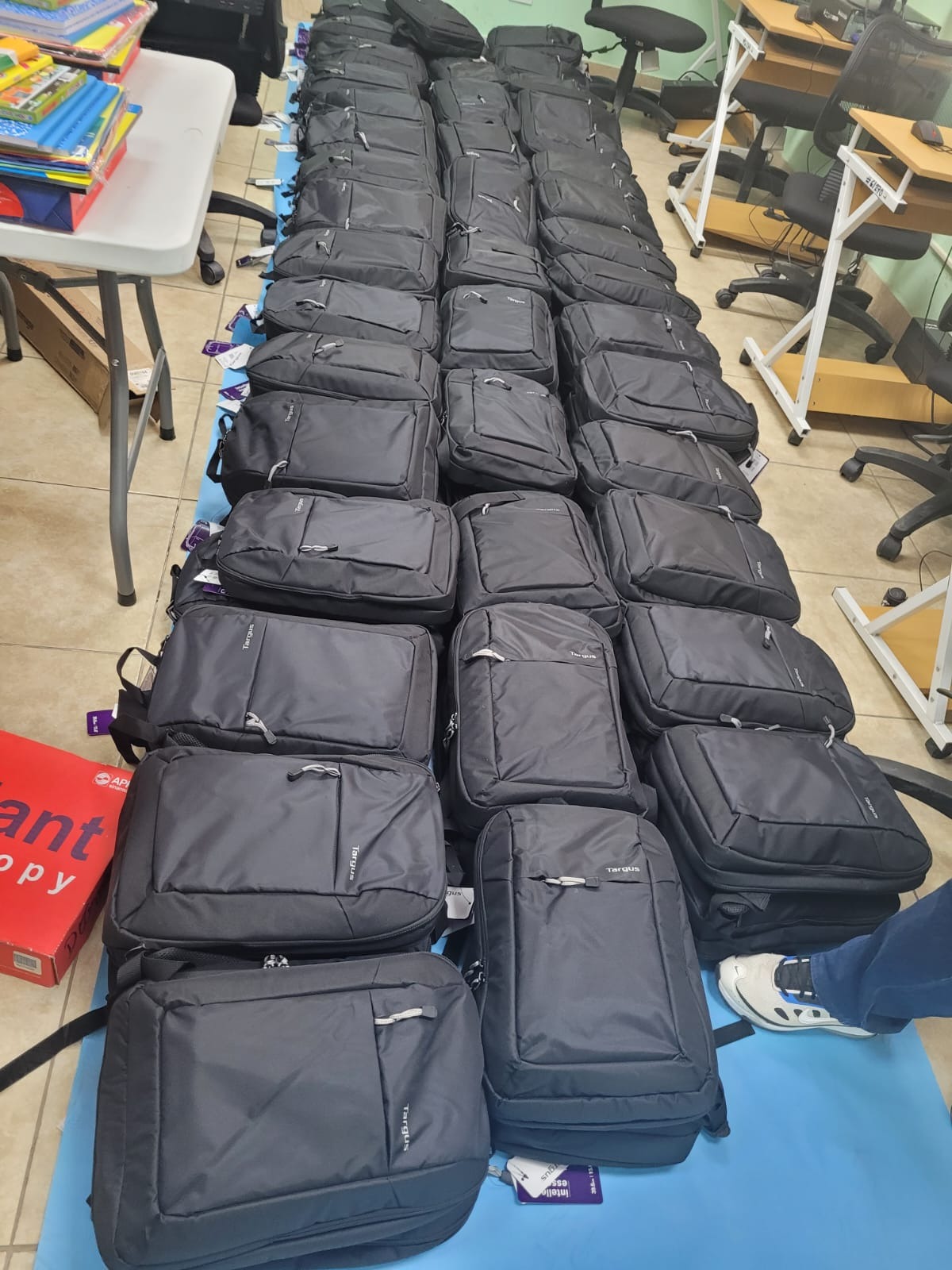Distribuyen mochilas pedagógicas a estudiantes y docentes de las 21 sedes IPHE
