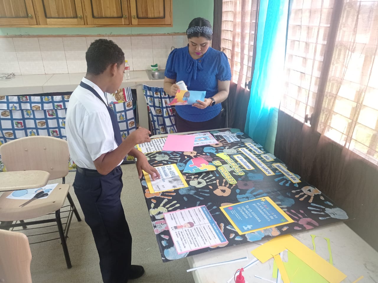 Comunidad educativa en Bocas del Toro conmemora el mes del Autismo