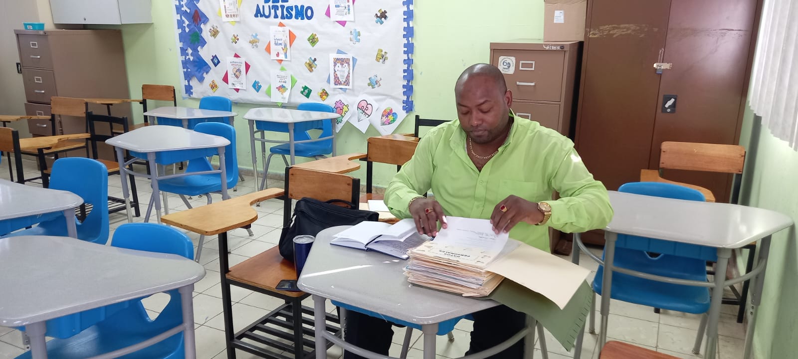 Docentes revisan información del estudiante para hacer los ajustes razonables