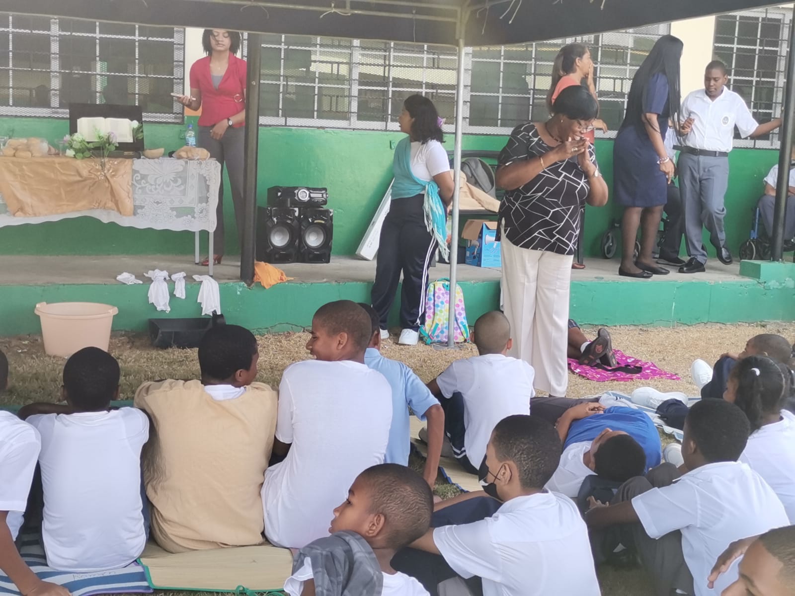 Estudiantes de Colón participan en jornada religiosa