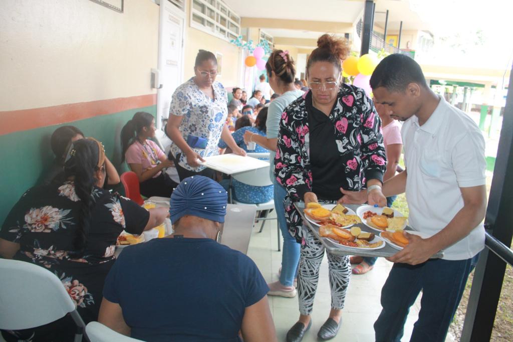 Estudiantes de Helen Keller participan en Desayuno de Pascua