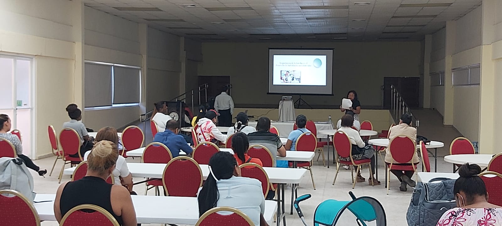Equipo técnico de la EVE orientan a padres de estudiantes de primer ingreso