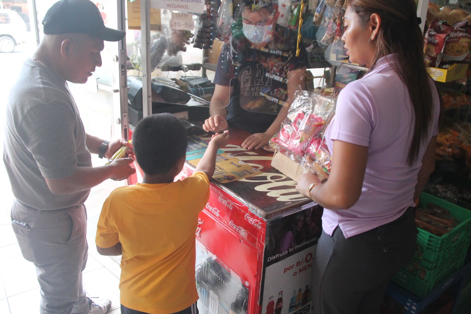 Estudiantes de Autismo realizan compras en la tienda