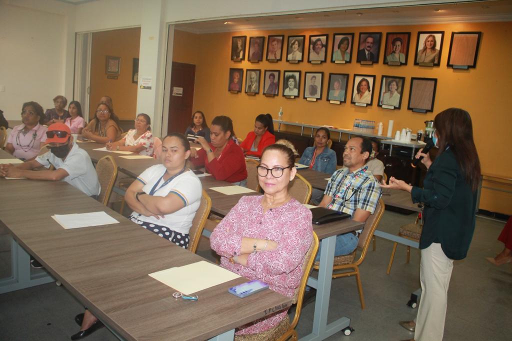 Orientan a servidores públicos sobre discriminación y acoso laboral