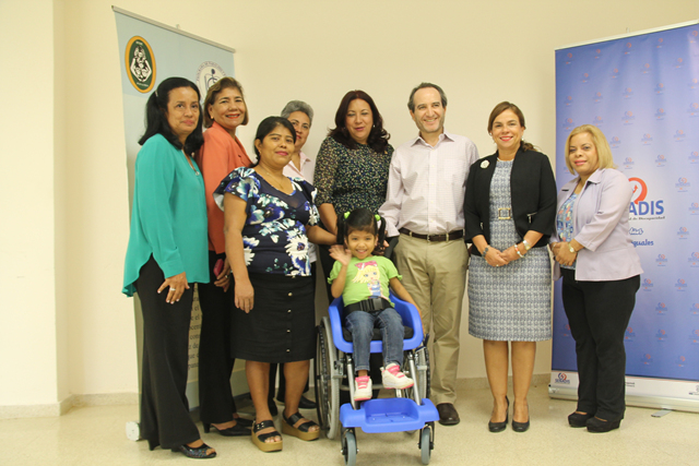 Embajada de Israel realiza donación de silla de ruedas