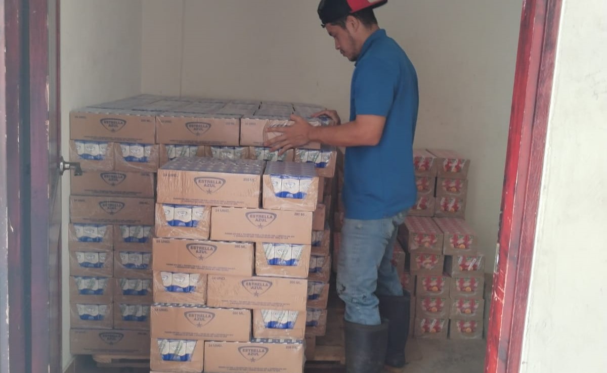 Estudiantes de la EVE reciben cajas de leche para complementar su alimentación