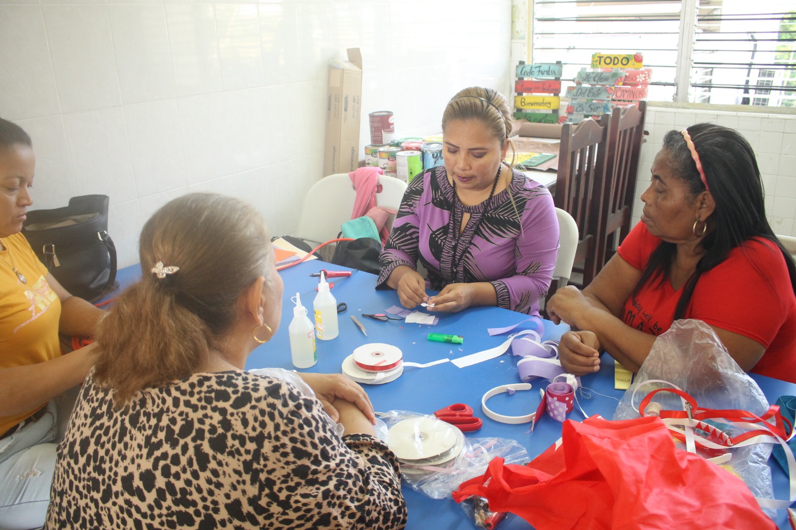 Padres de Escuela de Ciegos Helen Keller aprenden a confeccionar manualidades