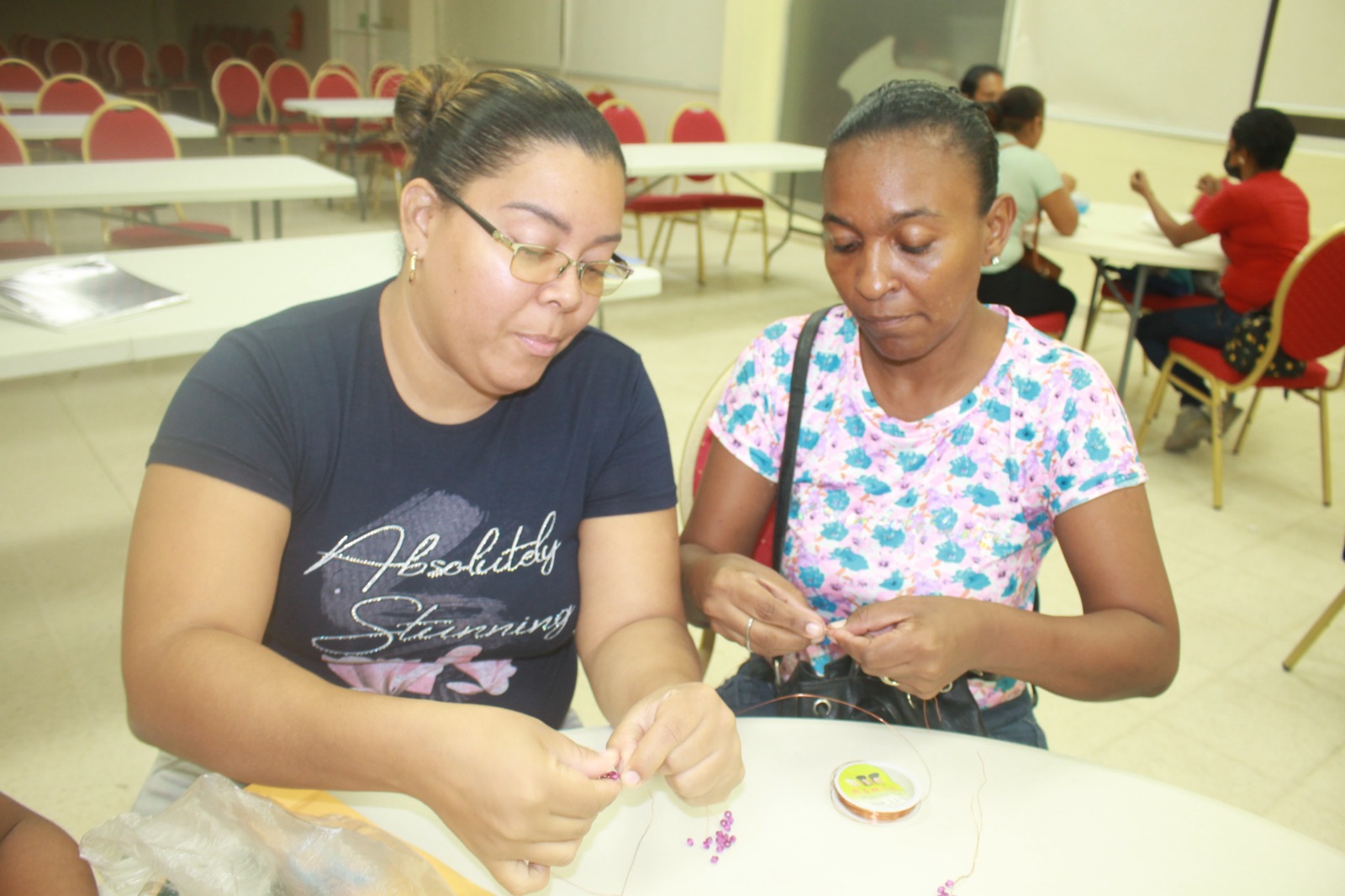 Padres y madres de la EVE aprenden a confeccionar árboles en miniatura