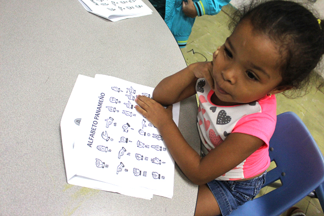 Niños, adolescentes y padres de familias sordos y oyentes aprenden lengua de señas panameñas
